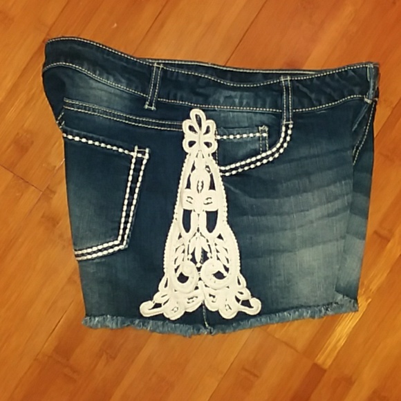 NWOT shorts w lace detail - Picture 3 of 4